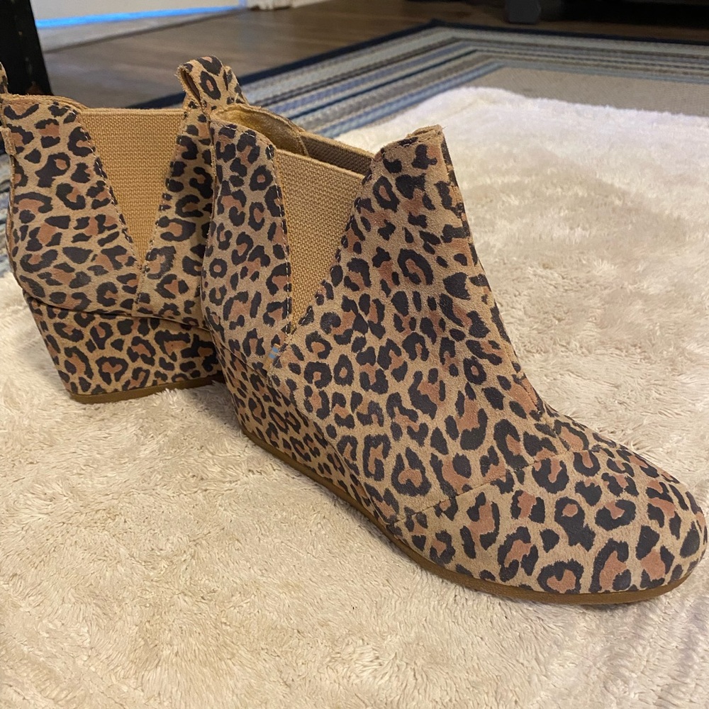 TOMS Cheetah/ Leopard Wedge Booties EUC